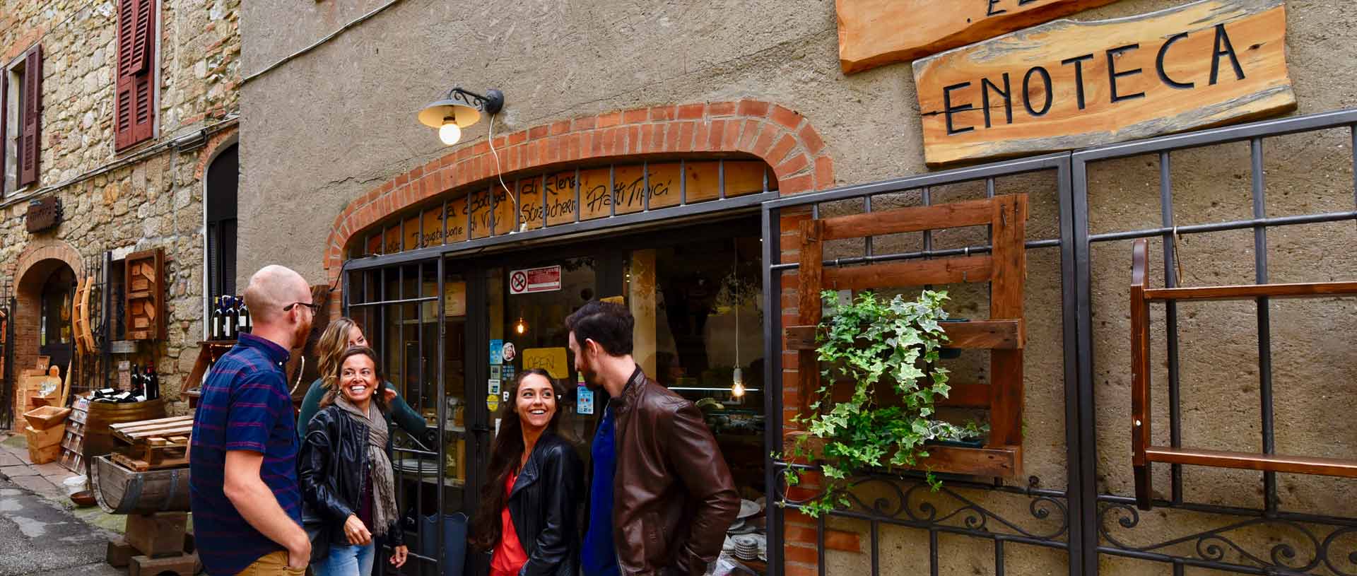 Food and wine tours gusts in front of tuscan restaurant